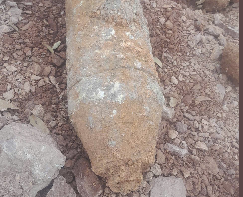 Hình ảnh quả bom tại vườn nhà dân ở xã Lục Nam.