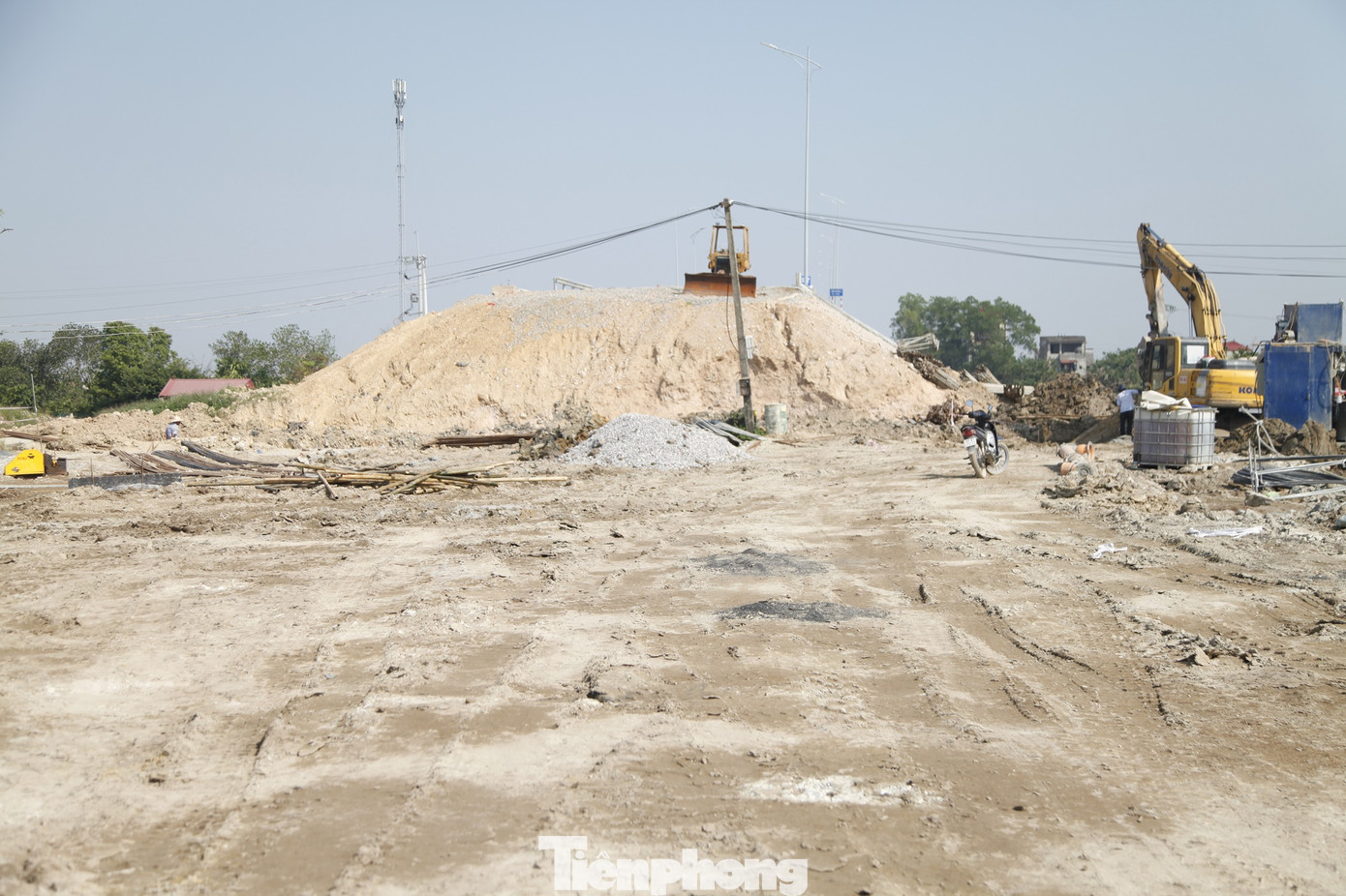 Ghi nhận của phóng viên báo Tiền Phong tại công trường vào ngày 8/11, Ban Quản lý khu vực phát triển đô thị tỉnh Bắc Ninh – chủ đầu tư dự án phía bên tỉnh Bắc Ninh và nhà thầu huy động hàng chục công nhân và khoảng 30 phương tiện, máy móc thi công đường dẫn lên cầu Hà Bắc 2. Ảnh: Nguyễn Thắng