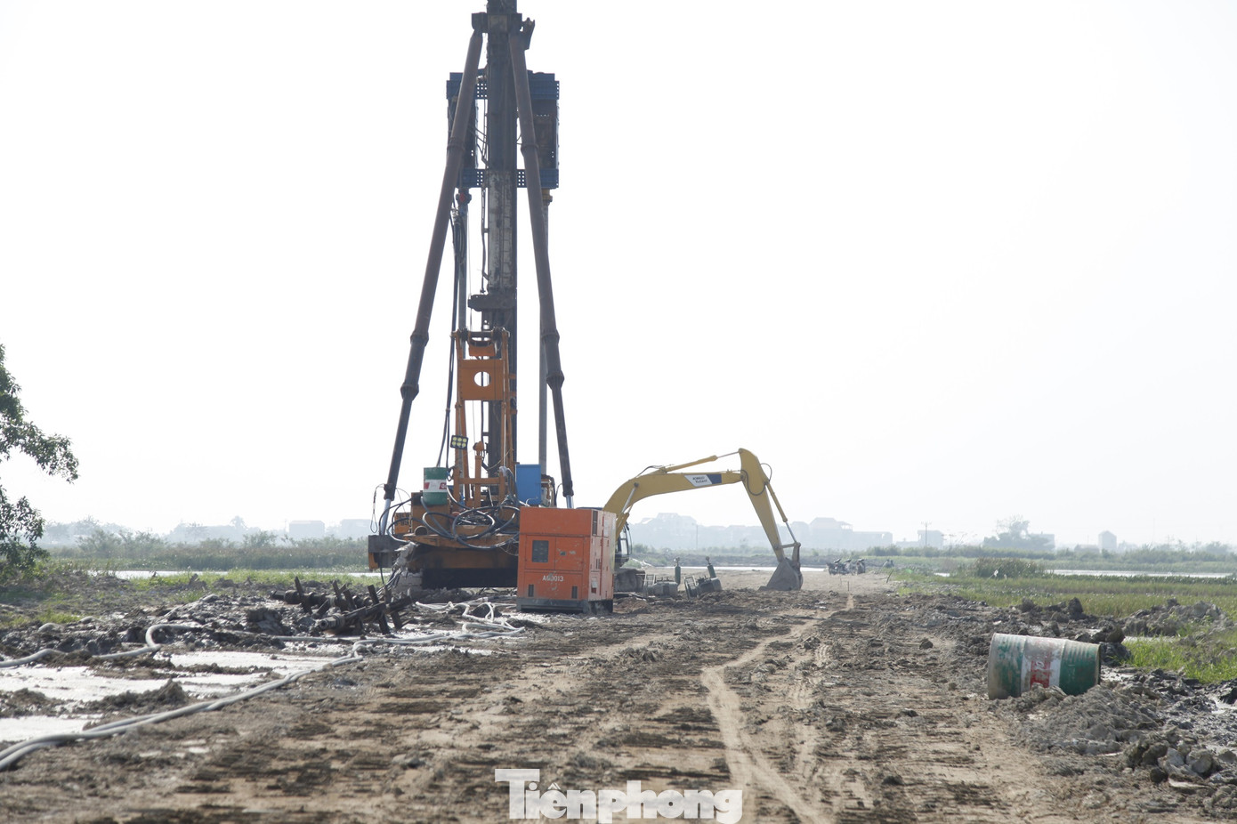 Nhà thầu đang làm việc với tinh thần 3 ca, 4 kíp để sớm hoàn thành dự án. Ảnh: Nguyễn Thắng