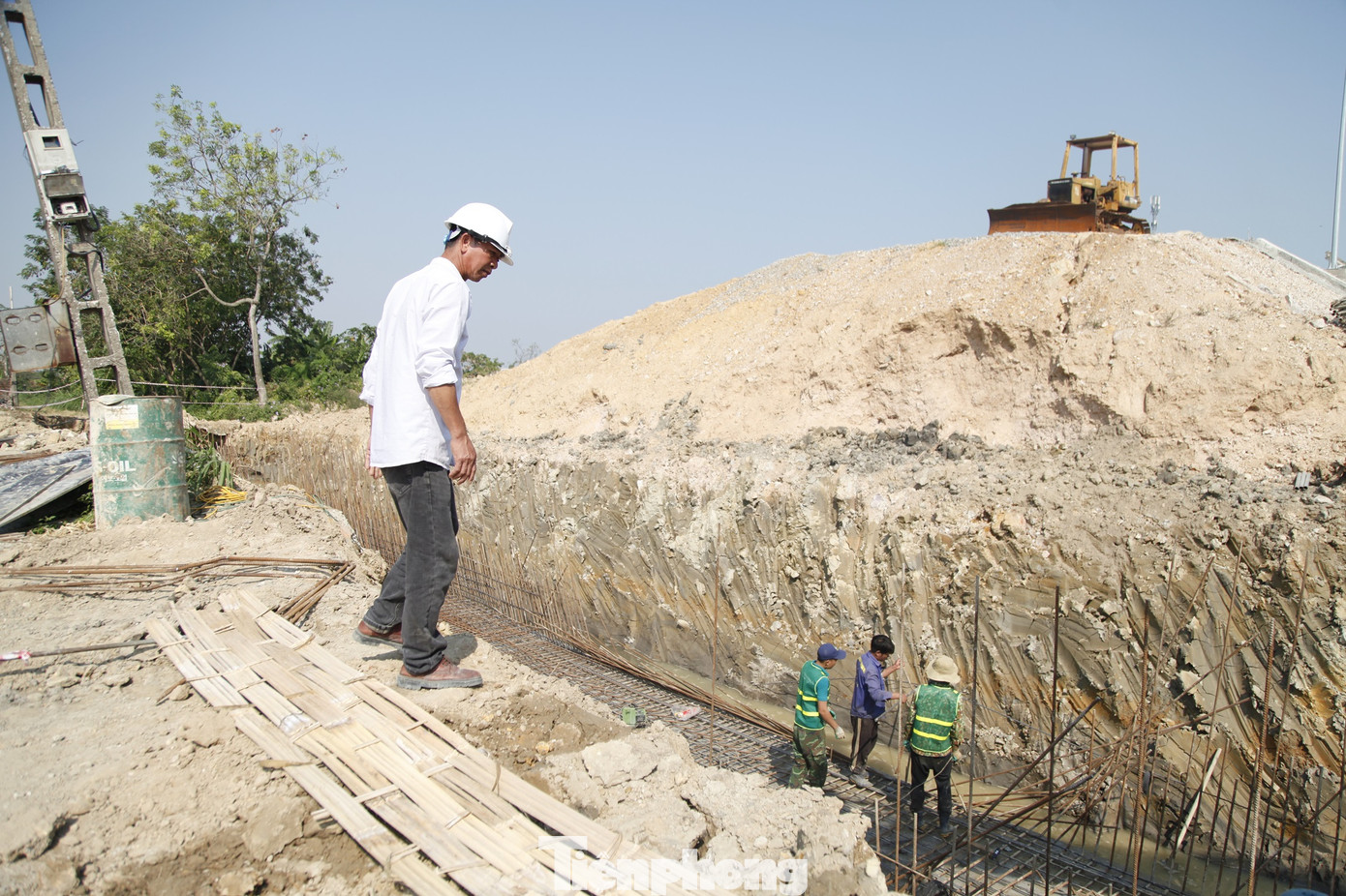 Theo lãnh đạo Ban Quản lý khu vực phát triển đô thị tỉnh Bắc Ninh, dự án công trình tuyến ĐT.277B có chiều dài 4,9km (trong đó có đoạn đường dẫn lên cầu Hà Bắc 2). Ảnh: Nguyễn Thắng
