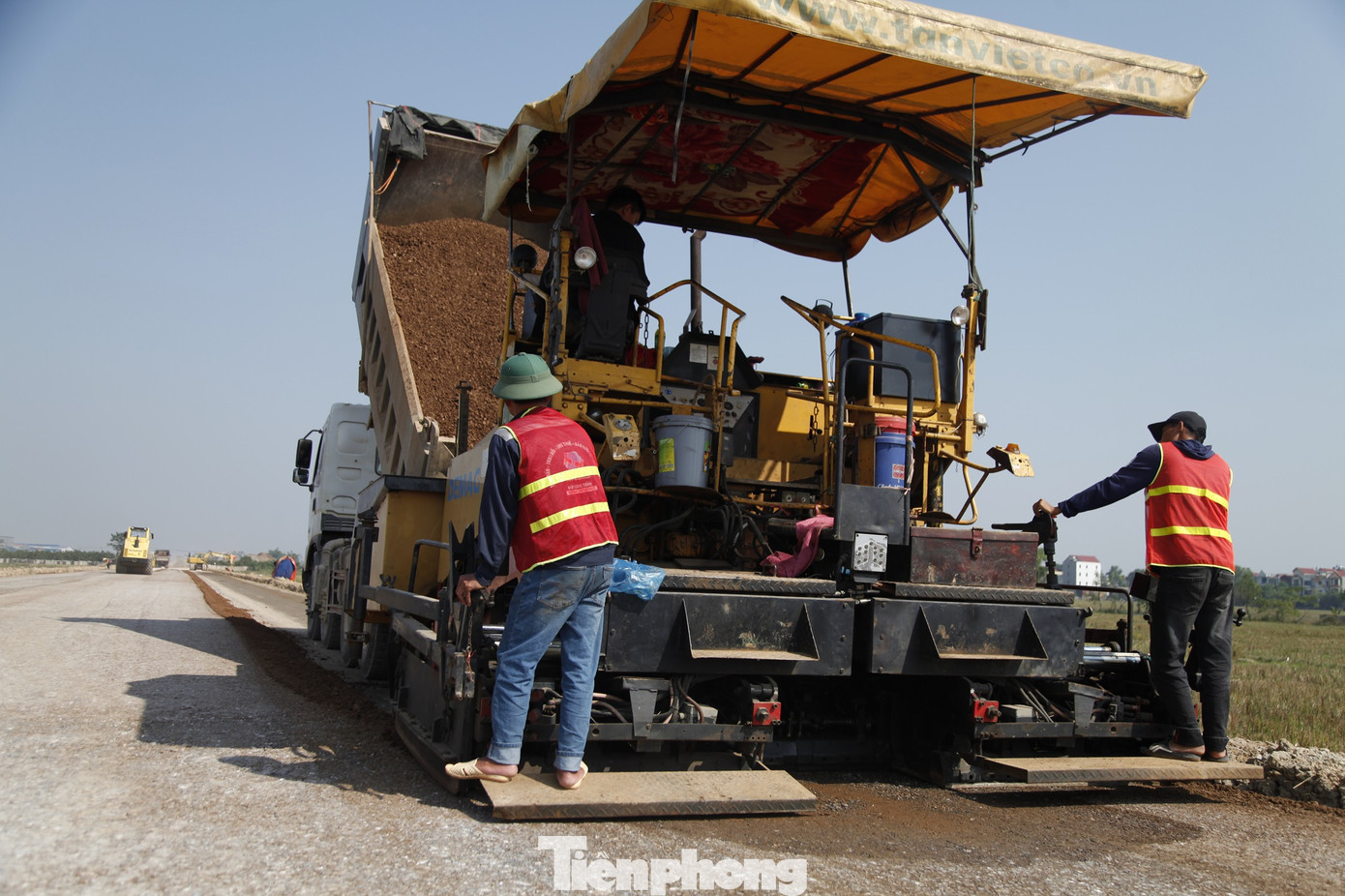 Chủ đầu tư sẽ bàn giao mặt bằng ngay cho nhà thầu sau khi hội đồng giải phóng mặt bằng cấp huyện chi trả tiền bồi thường, hỗ trợ cho người dân có đất thu hồi để triển khai thi công, phấn đấu hoàn thành toàn bộ công trình và thông tuyến theo tiến độ hợp đồng đã ký vào tháng 3/2025, đưa cầu Hà Bắc 2 vào sử dụng, góp phần phát triển kinh tế, xã hội tỉnh Bắc Ninh và Bắc Giang.