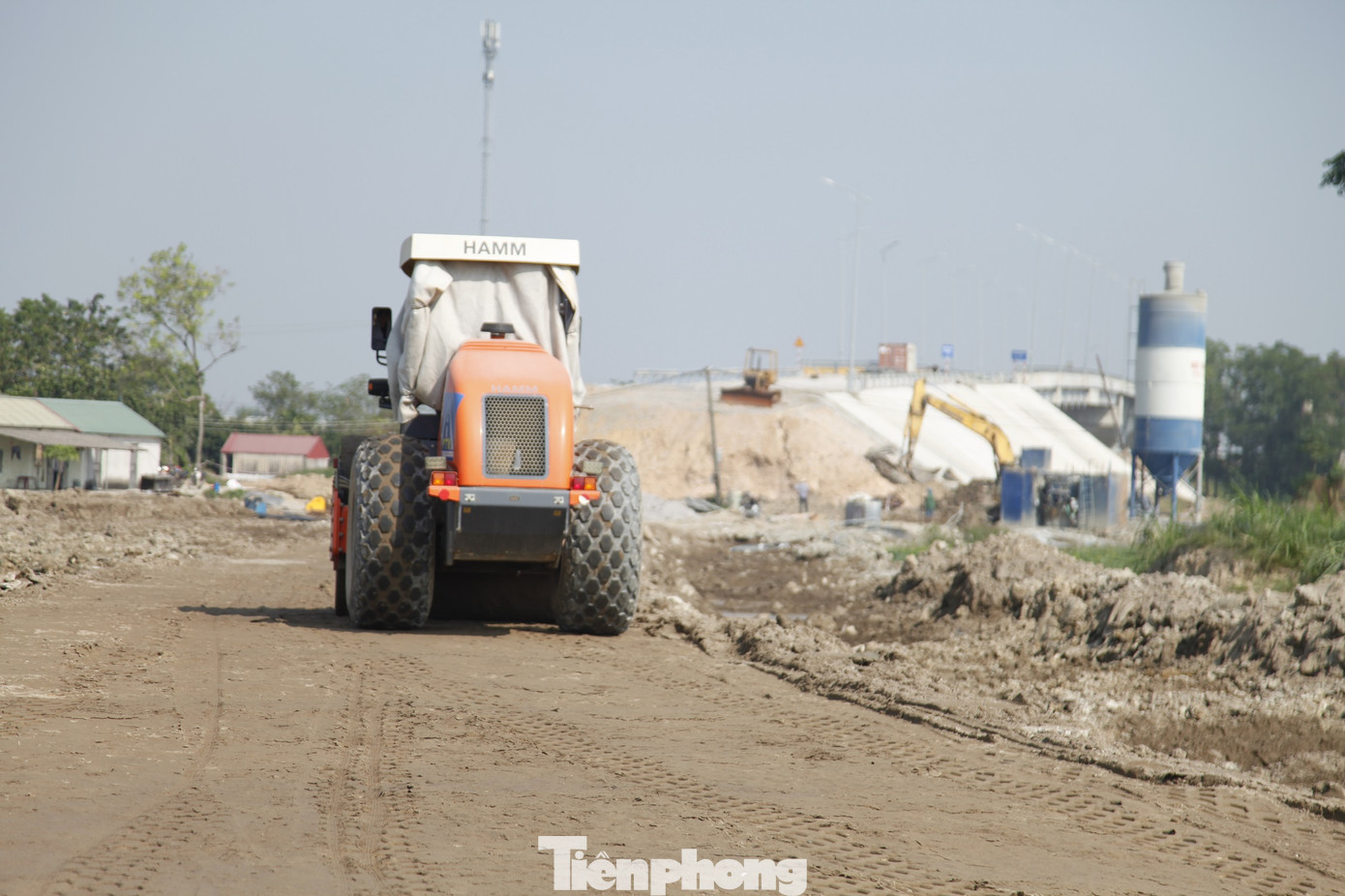 Trong tháng 7, đơn vị giải phóng mặt bằng (Ban Quản lý các dự án xây dựng huyện Yên Phong) bàn giao mặt bằng cho chủ đầu tư được 2,6km; đến tháng 8 bàn giao thêm được 1,25km. Ảnh: Nguyễn Thắng
