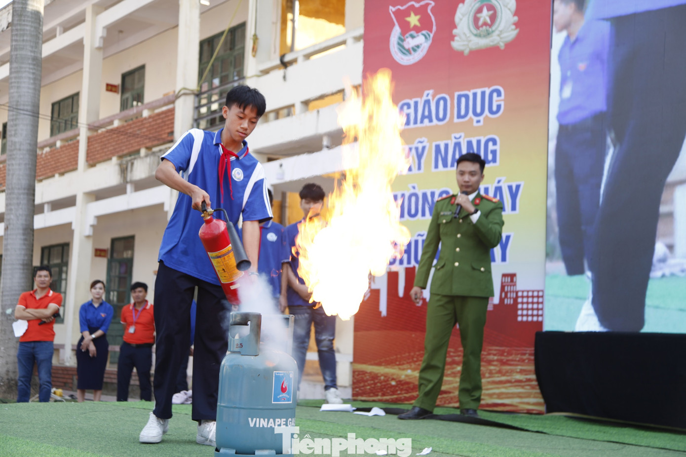 Công an hướng dẫn học sinh sử dụng phương tiện chữa cháy. Ảnh: Nguyễn Thắng Công an hướng dẫn học sinh sử dụng phương tiện chữa cháy. Ảnh: Nguyễn Thắng