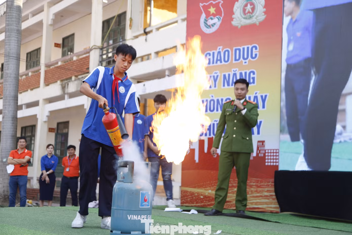 Công an hướng dẫn học sinh sử dụng phương tiện chữa cháy. Ảnh: Nguyễn Thắng