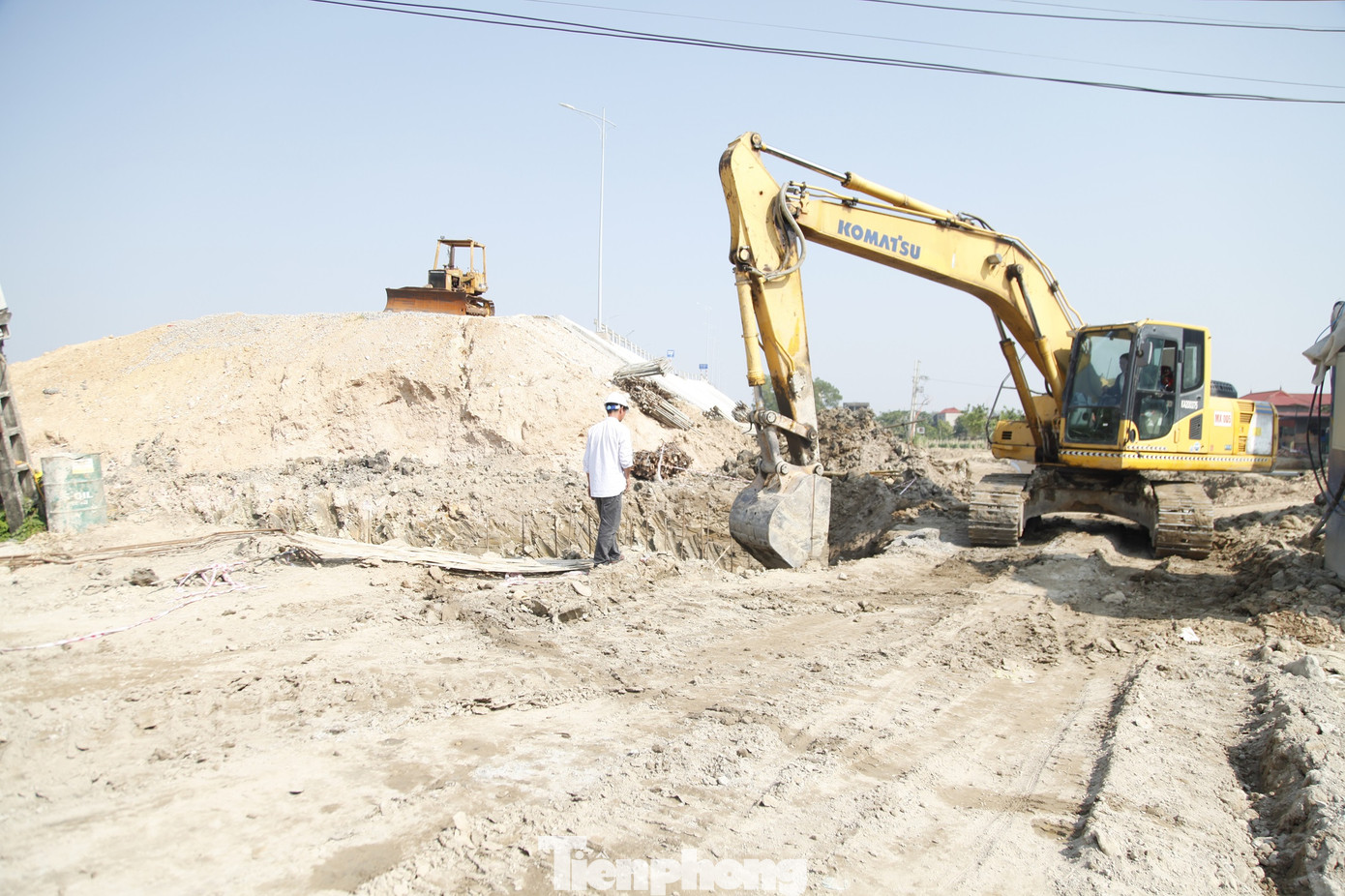 Điểm nối với cầu Hà Bắc 2 phía bên tỉnh Bắc Ninh đang được gấp rút thi công. Ảnh: Nguyễn Thắng