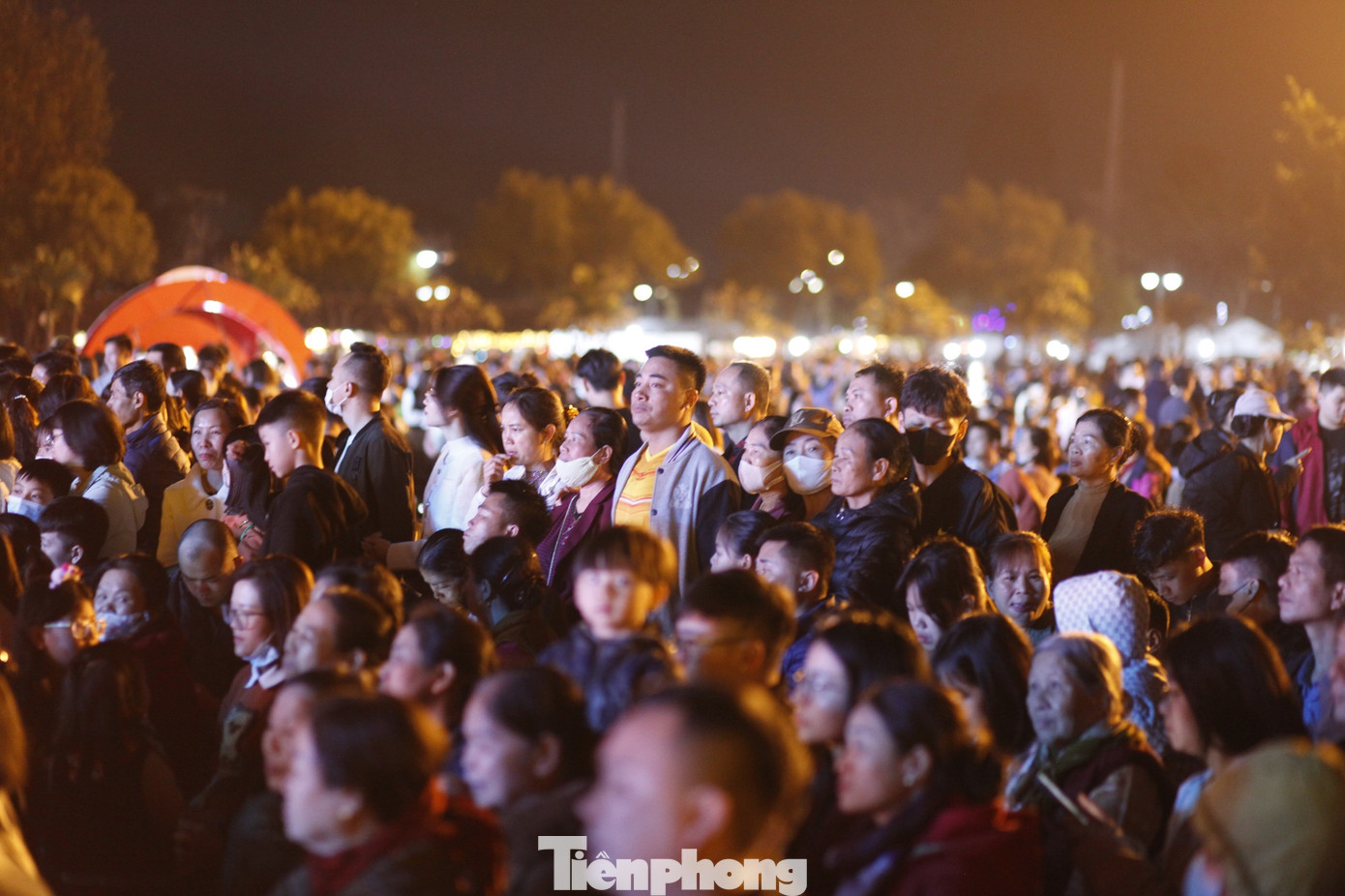 Đông đảo người dân hồ hởi tham dự Lễ hội chiến thắng Xương Giang. Ảnh: Nguyễn Thắng.