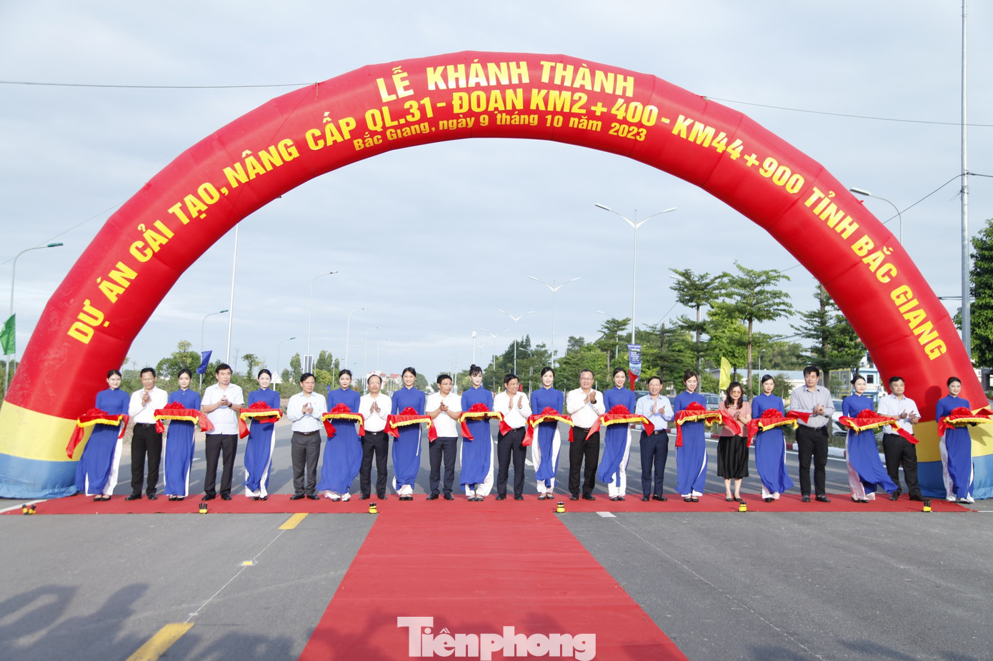 Các đại biểu cắt băng khánh thành dự án. Ảnh: Nguyễn Thắng.