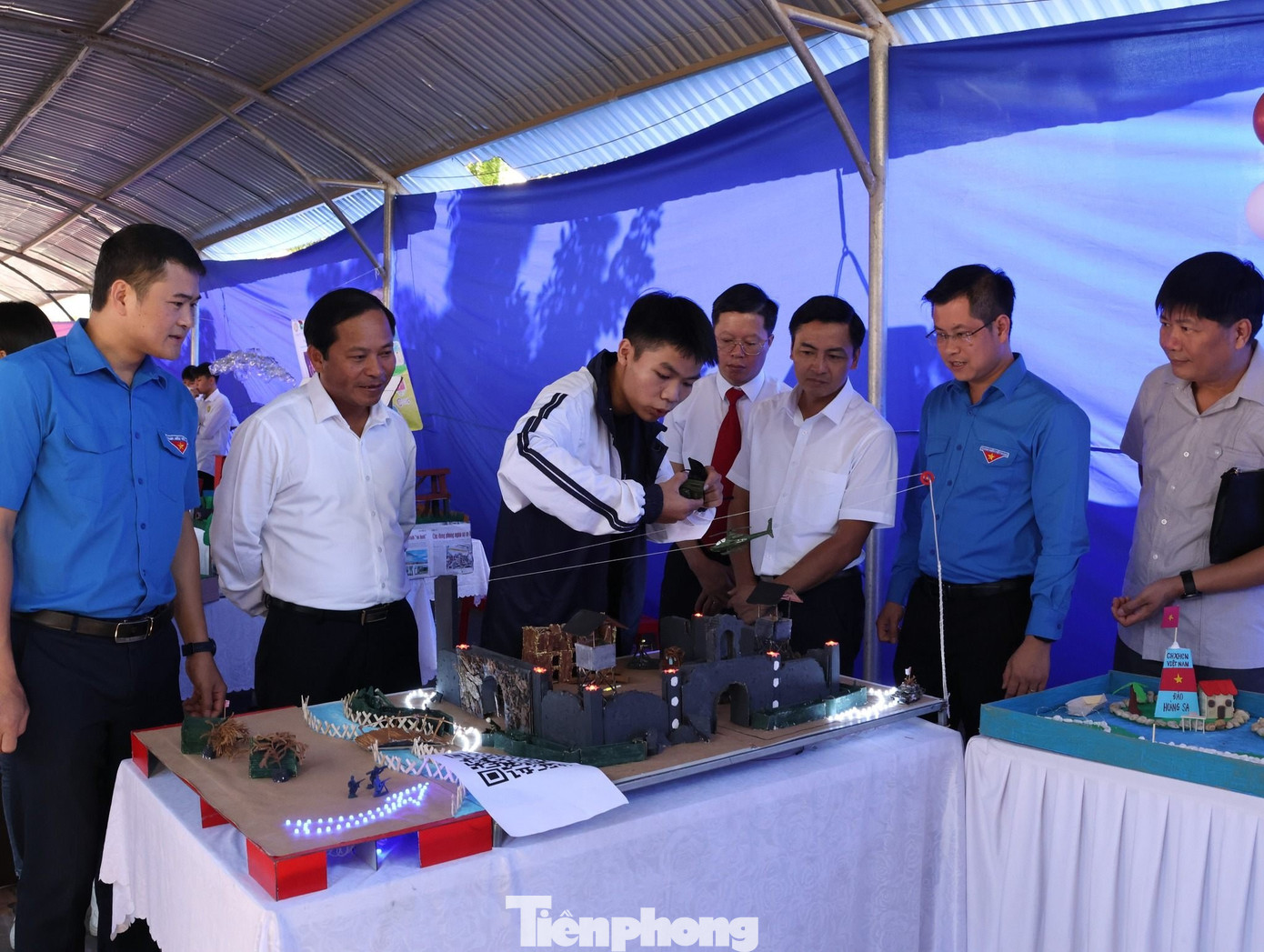 Học sinh trình bày sáng kiến tại chương trình.