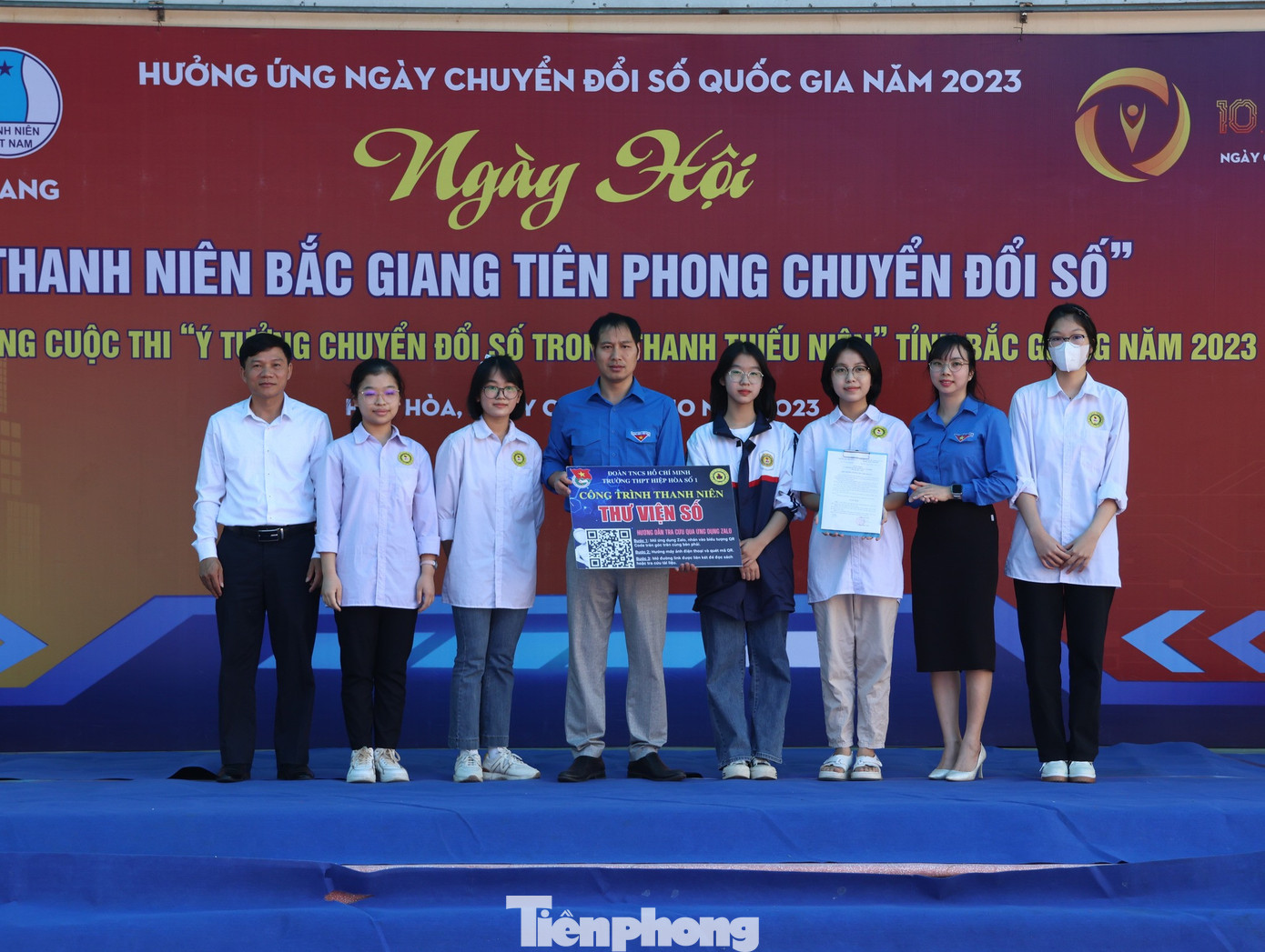 Trao công trình thanh niên &quot;Thư viện số&quot; tặng trường THPT Hiệp Hòa số 1.