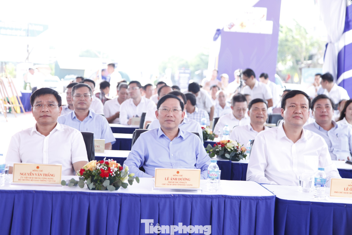 Bộ trưởng Bộ Giao thông vận tải Nguyễn Văn Thắng (ngoài cùng bên trái) và lãnh đạo UBND tỉnh Bắc Giang dự lễ khánh thành dự án cải tạo quốc lộ 31 qua địa phận tỉnh Bắc Giang. Ảnh: Nguyễn Thắng.