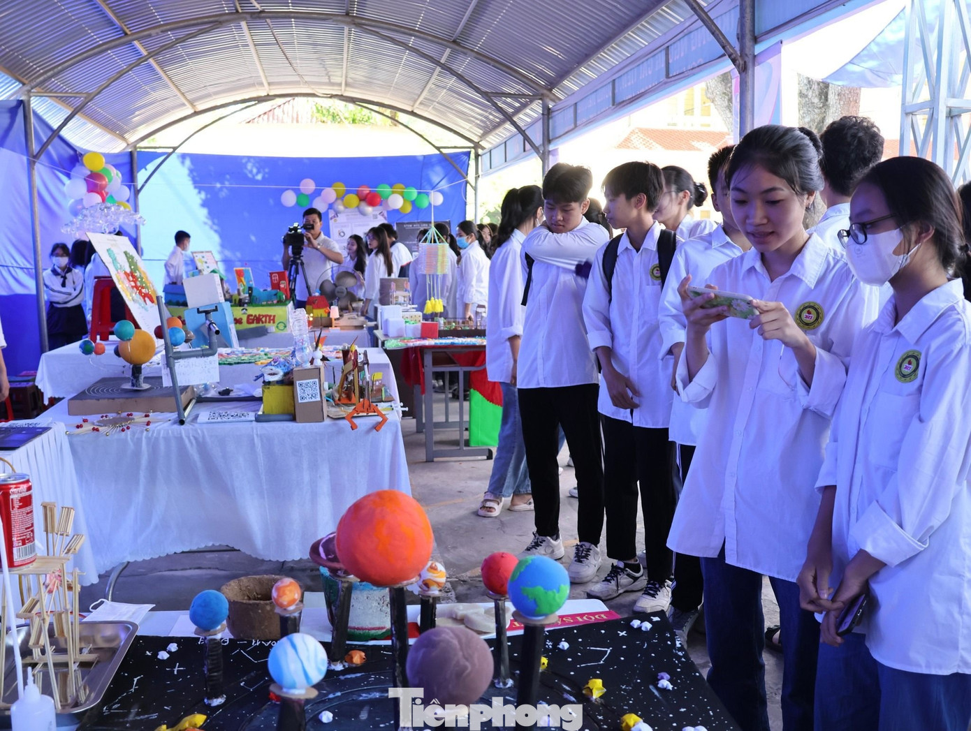 Đông đảo đoàn viên, học sinh tham gia chương trình.