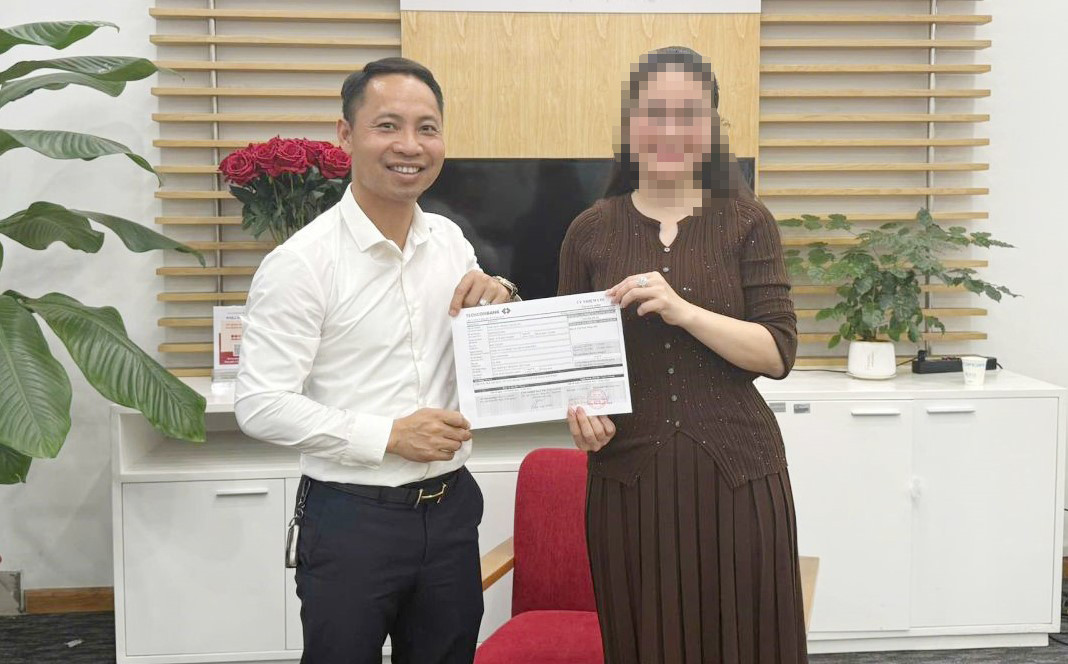 Anh Phạm Văn Xuân trao lại 7 tỷ đồng chuyển nhầm cho đại diện doanh nghiệp. Anh Phạm Văn Xuân trao lại 7 tỷ đồng chuyển nhầm cho đại diện doanh nghiệp.