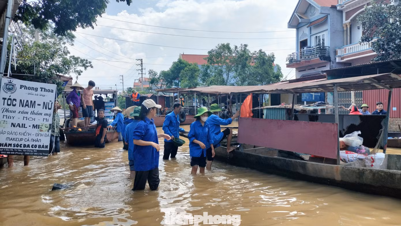 Đoàn viên tỉnh Bắc Giang đưa hàng hóa lên thuyền để tiếp tế bà con vùng lũ.