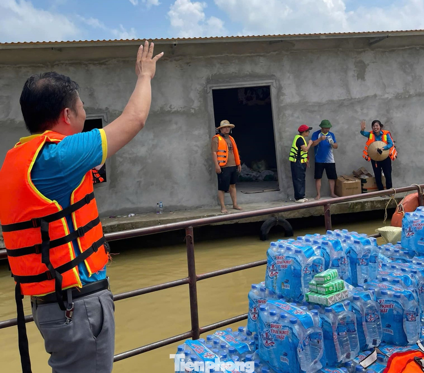 Anh Lê Minh Tiến – Bí thư Đoàn xã Tiên Lục (huyện Lạng Giang, Bắc Giang) tiếp sức bà con vùng lũ xã Vân Hà, thị xã Việt Yên. Ảnh: Nguyễn Thắng