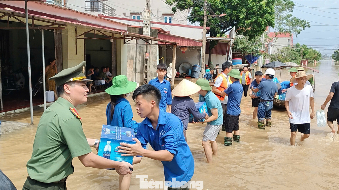 Đoàn viên, thanh niên xã Trí Yên, huyện Yên Dũng vận chuyển nhu yếu phẩm cho bà con bị cô lập do nước lũ. Ảnh: Nguyễn Thắng