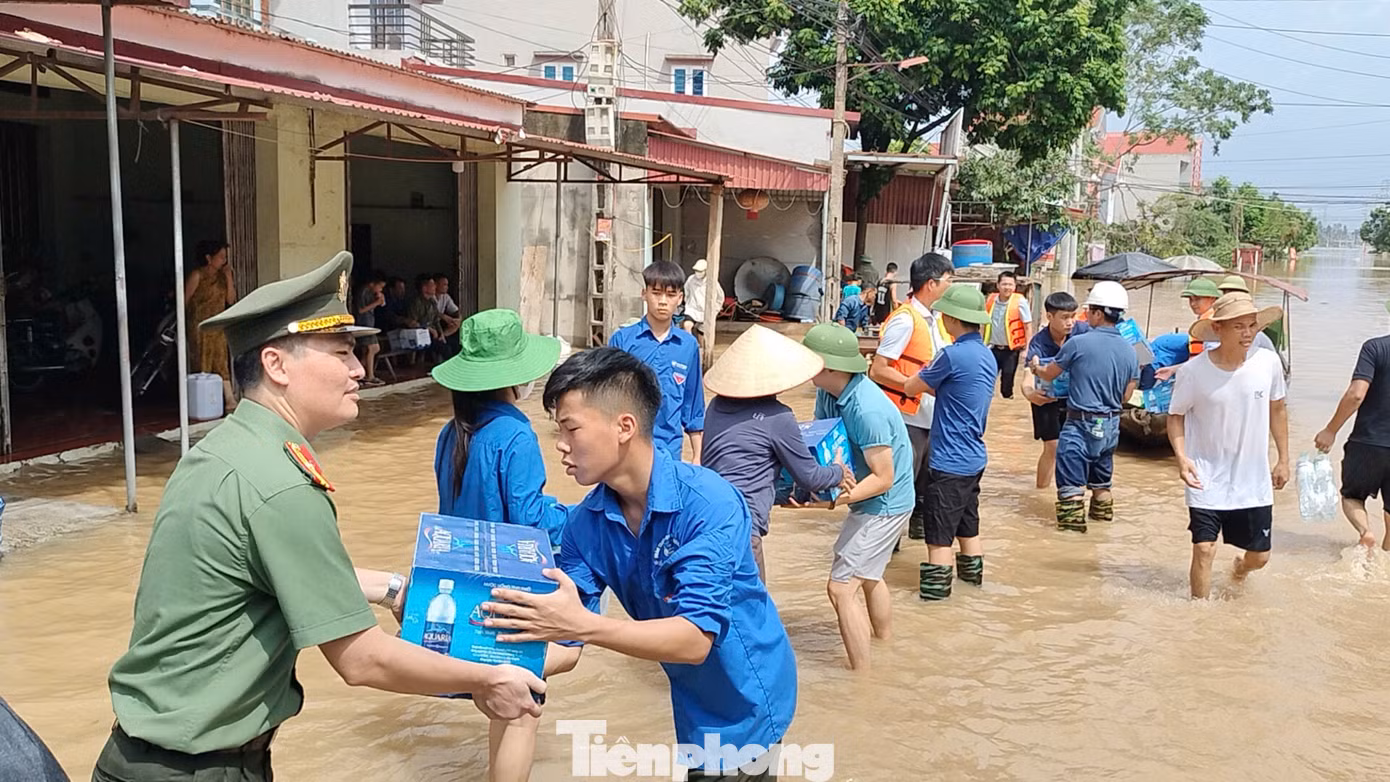 Đoàn viên, thanh niên xã Trí Yên, huyện Yên Dũng vận chuyển nhu yếu phẩm cho bà con bị cô lập do nước lũ. Ảnh: Nguyễn Thắng