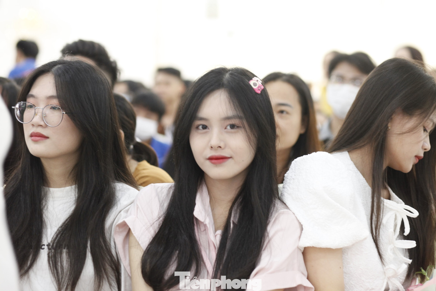 Nhiều bạn trẻ háo hức đến cổ vũ cho các thí sinh. Ảnh: Nguyễn Thắng