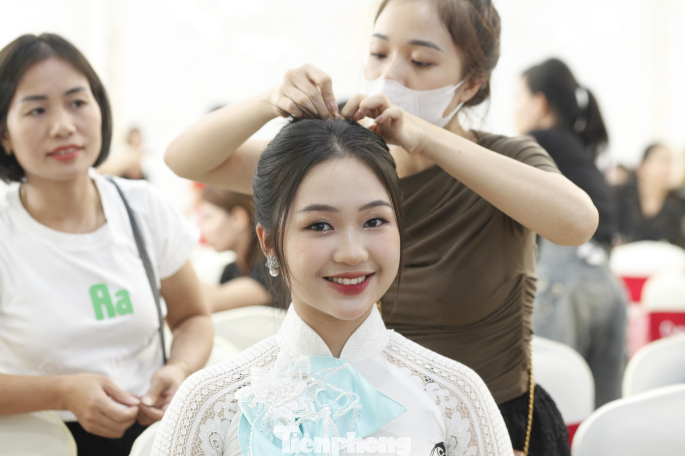 Một thí sinh trang điểm chuẩn bị bước vào hội thi. Ảnh: Nguyễn Thắng.