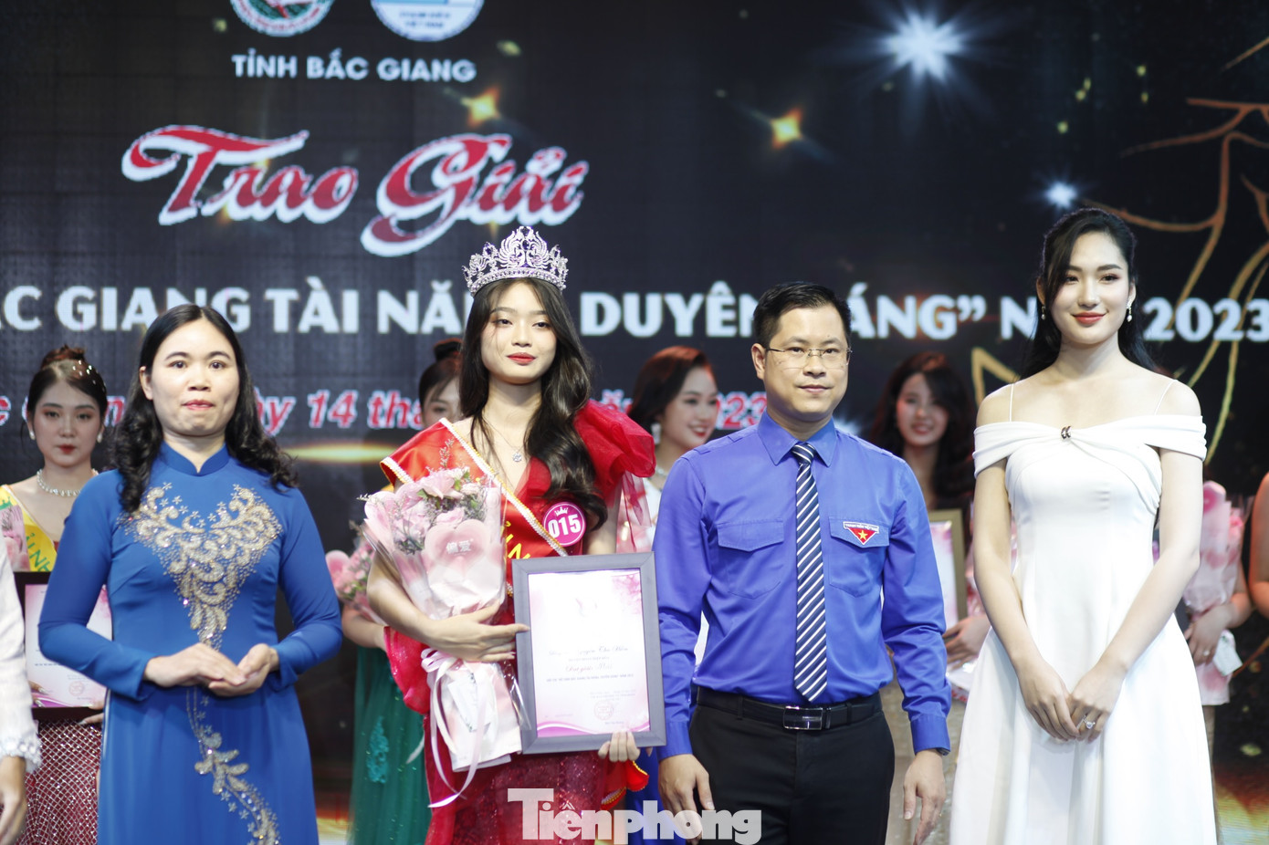 Ban tổ chức trao giải Nhất cho thí sinh Nguyễn Thu Hiền. Ảnh: Nguyễn Thắng