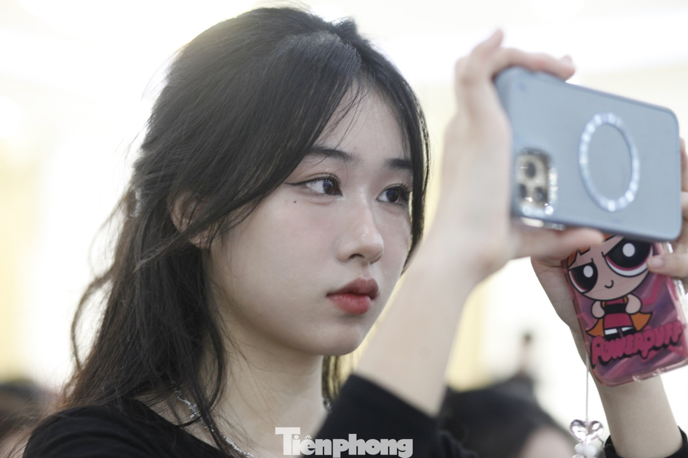 Một khán giả phát trực tiếp hội thi. Ảnh: Nguyễn Thắng