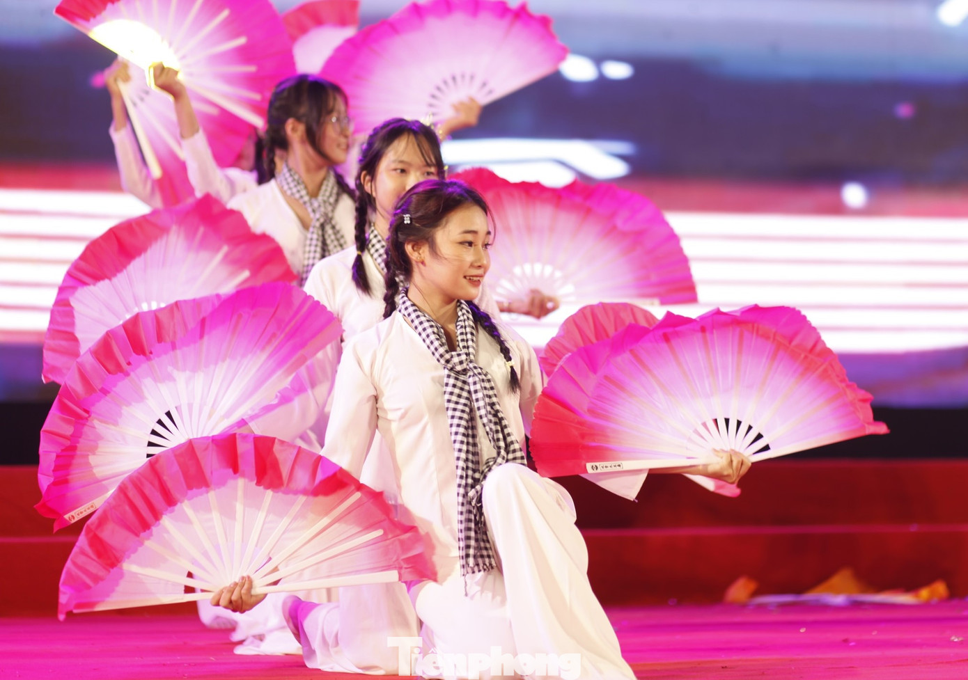 Các bạn trẻ biểu diễn văn nghệ tại chương trình. Ảnh: Nguyễn Thắng