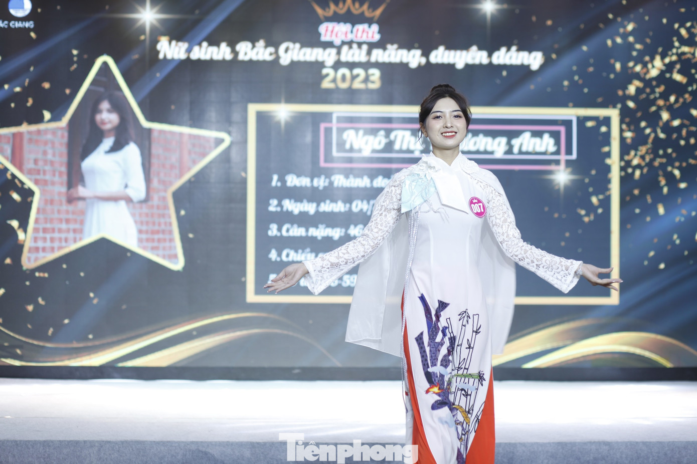 Thí sinh trình diễn áo dài tại hội thi. Ảnh: Nguyễn Thắng