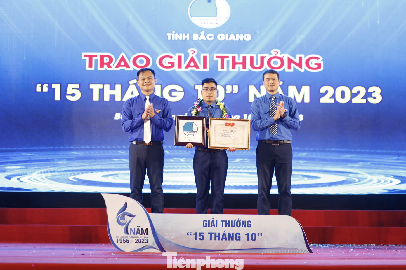 Hội LHTN tỉnh Bắc Giang trao giải thưởng “15 tháng 10”. Ảnh: Nguyễn Thắng