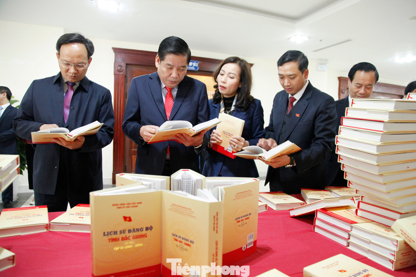 Lãnh đạo Tỉnh ủy và UBND tỉnh Bắc Giang dự ra mắt cuốn sách Lịch sử Đảng bộ tỉnh Bắc Giang, tập III (2005-2020). Ảnh: Nguyễn Thắng Lãnh đạo Tỉnh ủy và UBND tỉnh Bắc Giang dự ra mắt cuốn sách Lịch sử Đảng bộ tỉnh Bắc Giang, tập III (2005-2020). Ảnh: Nguyễn Thắng