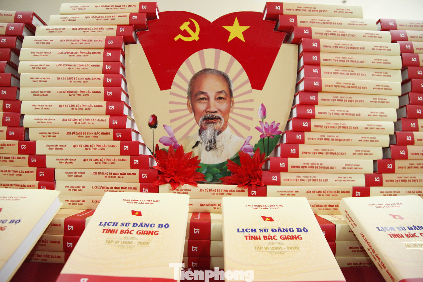 Cuốn sách Lịch sử Đảng bộ tỉnh Bắc Giang, tập III (2005-2020). Ảnh: Nguyễn Thắng Cuốn sách Lịch sử Đảng bộ tỉnh Bắc Giang, tập III (2005-2020). Ảnh: Nguyễn Thắng