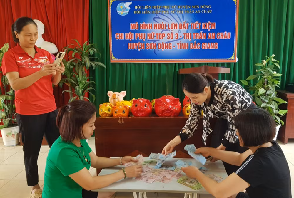 Hội viên phụ nữ huyện Sơn Động (Bắc Giang) nuôi lợn tiết kiệm giúp nhau giảm nghèo.