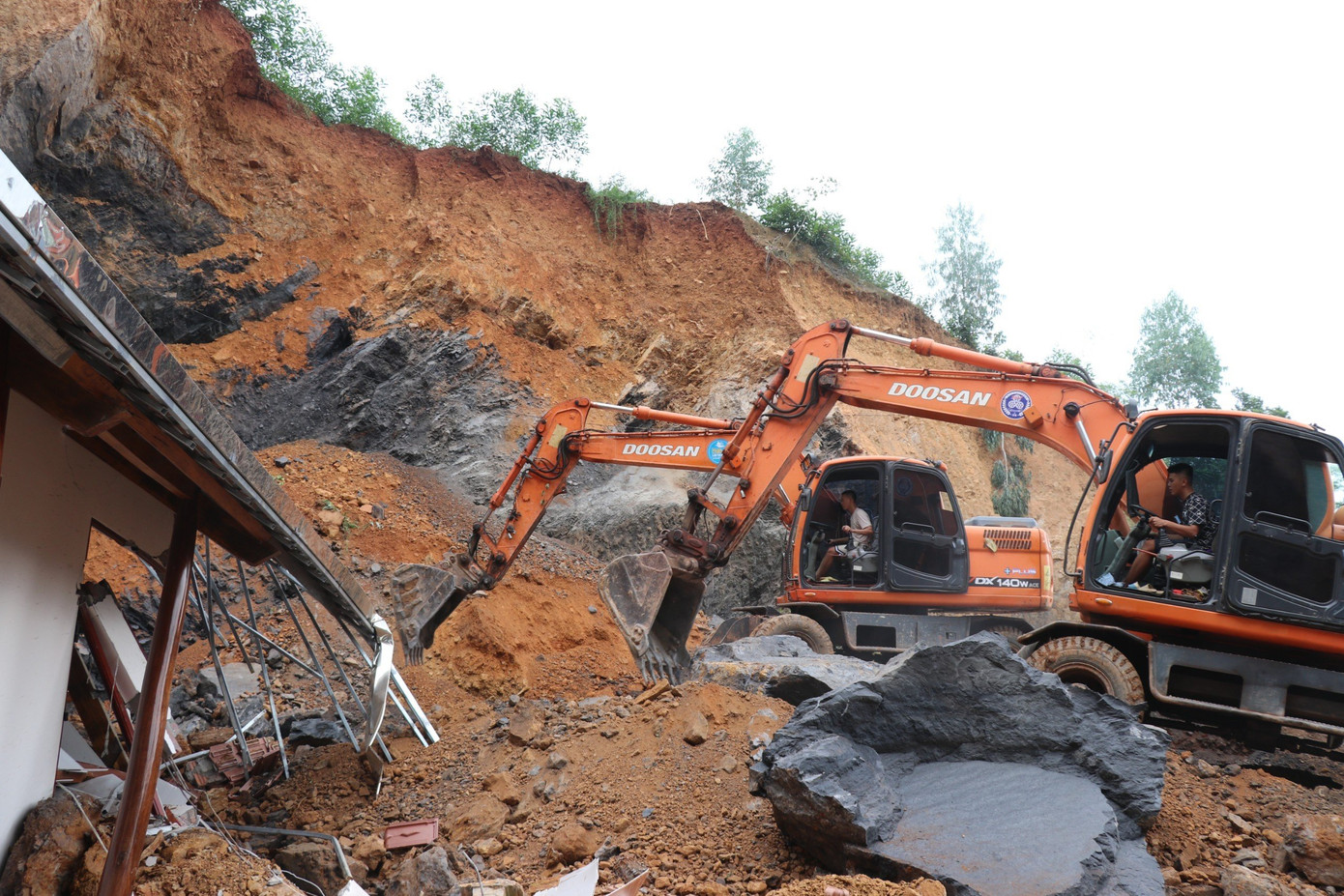 Hiện trường vụ sạt lở ở huyện Sơn Động khiến một người tử vong. Hiện trường vụ sạt lở ở huyện Sơn Động khiến một người tử vong.