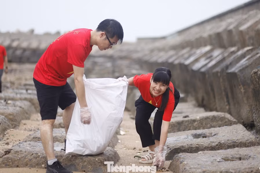 Thanh niên tỉnh Bắc Giang dọn rác tại đảo Bạch Long Vỹ. Ảnh: Nguyễn Thắng