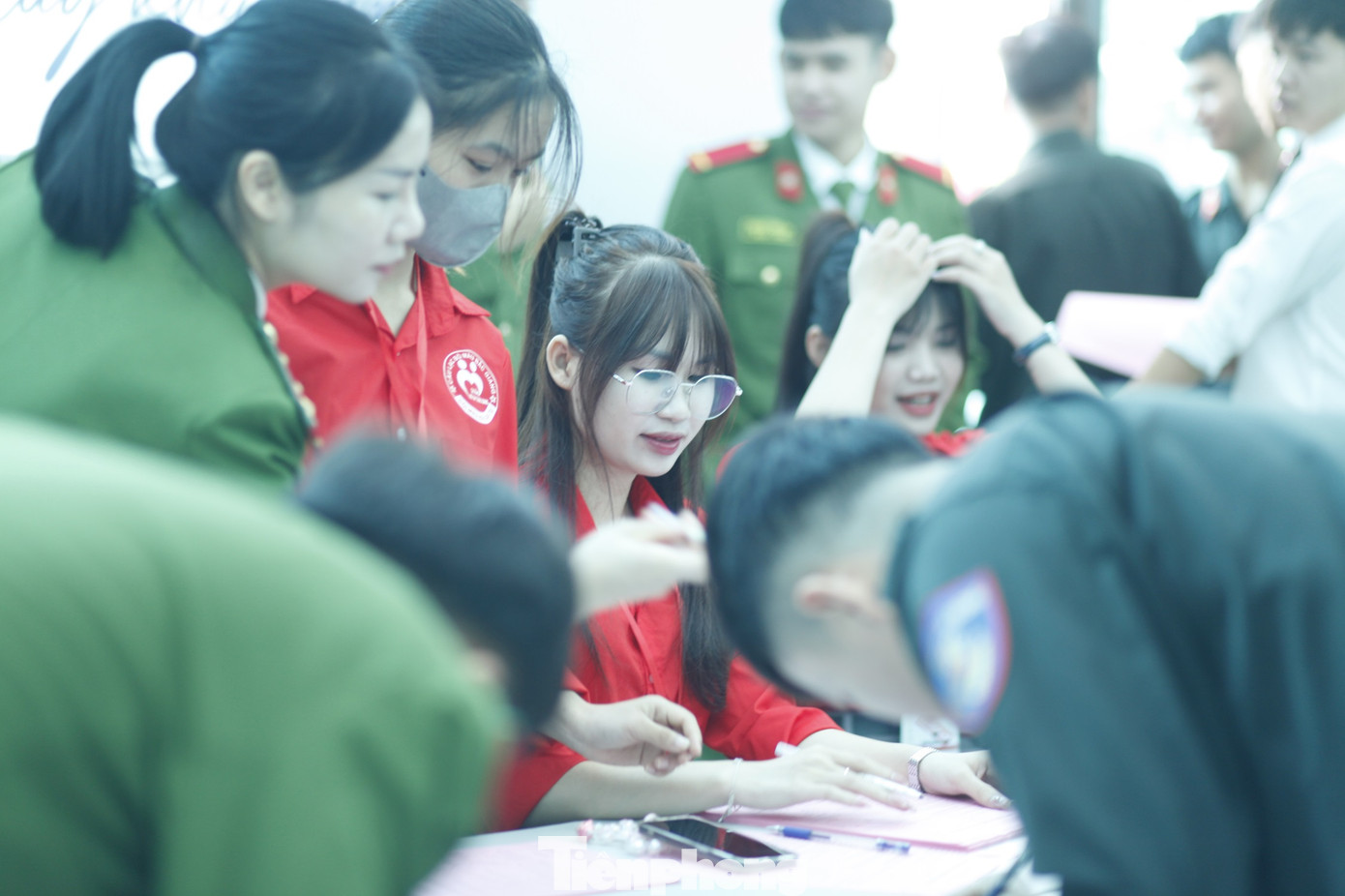 Cán bộ, đoàn viên Công an tỉnh Bắc Giang đăng ký hiến máu: Ảnh: Nguyễn Thắng