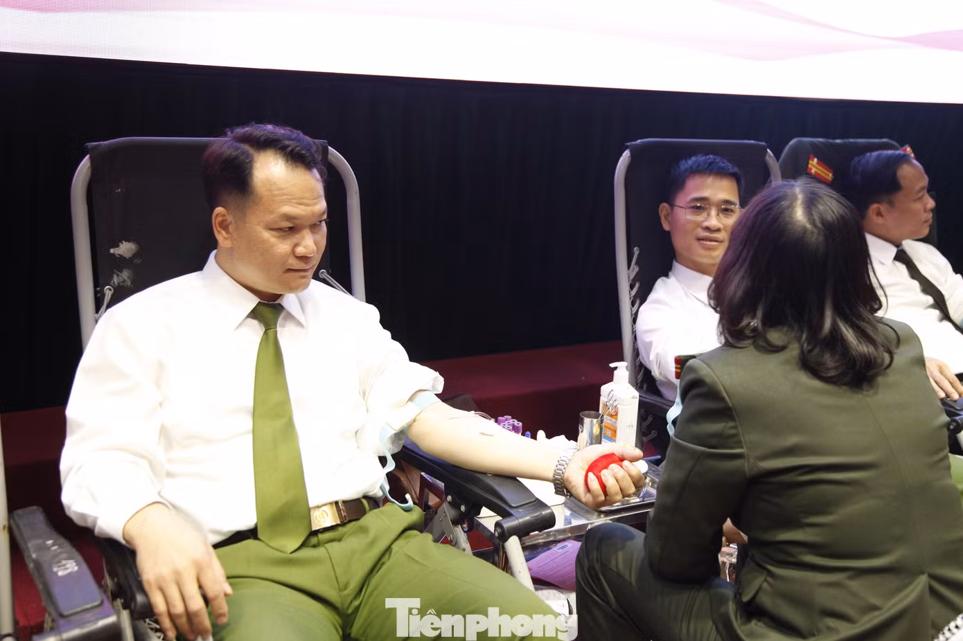 Lãnh đạo Công an tỉnh Bắc Giang tham gia hiến máu. Ảnh: Nguyễn Thắng