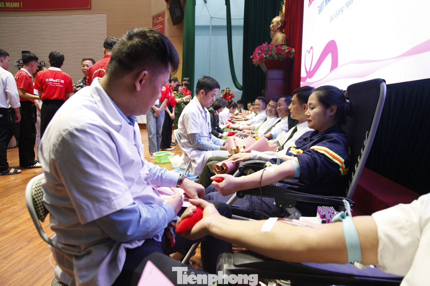 Hàng trăm cán bộ, đoàn viên Công an tỉnh Bắc Giang hiến máu cứu người. Ảnh: Nguyễn Thắng