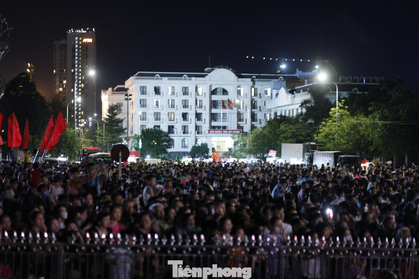 Hàng nghìn người dân xem Lễ kỷ niệm 60 năm Ngày Bác Hồ về thăm và chỉ đạo Đại hội Đại biểu Đảng bộ tỉnh Hà Bắc lần thứ I. Ảnh: Nguyễn Thắng. Hàng nghìn người dân xem Lễ kỷ niệm 60 năm Ngày Bác Hồ về thăm và chỉ đạo Đại hội Đại biểu Đảng bộ tỉnh Hà Bắc lần thứ I. Ảnh: Nguyễn Thắng.