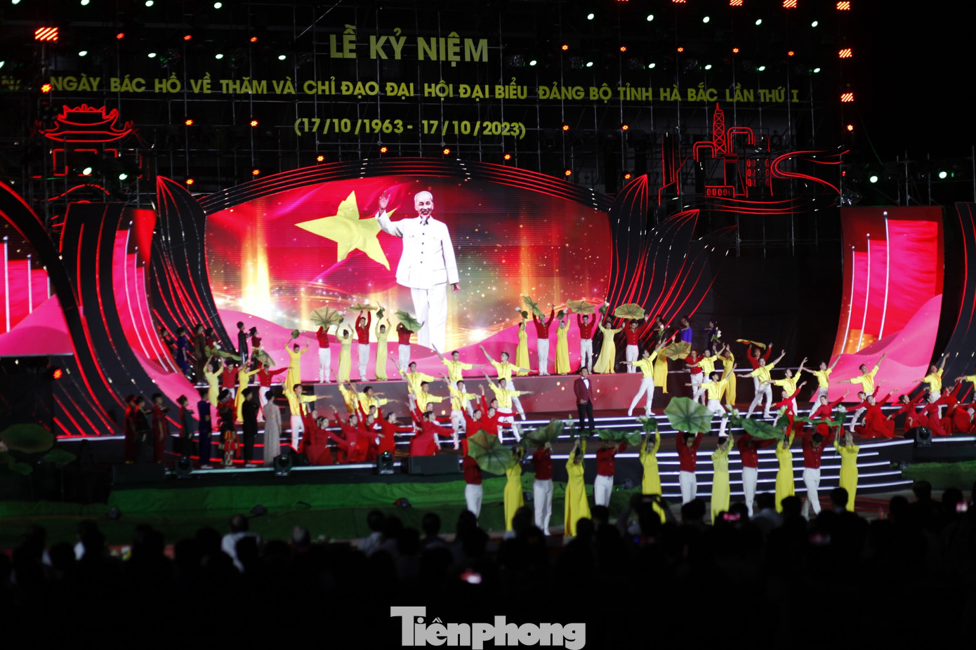 Một tiết mục biểu diễn tại Lễ kỷ niệm 60 năm Ngày Bác Hồ về thăm và chỉ đạo Đại hội Đại biểu Đảng bộ tỉnh Hà Bắc lần thứ I. Ảnh: Nguyễn Thắng. Một tiết mục biểu diễn tại Lễ kỷ niệm 60 năm Ngày Bác Hồ về thăm và chỉ đạo Đại hội Đại biểu Đảng bộ tỉnh Hà Bắc lần thứ I. Ảnh: Nguyễn Thắng.