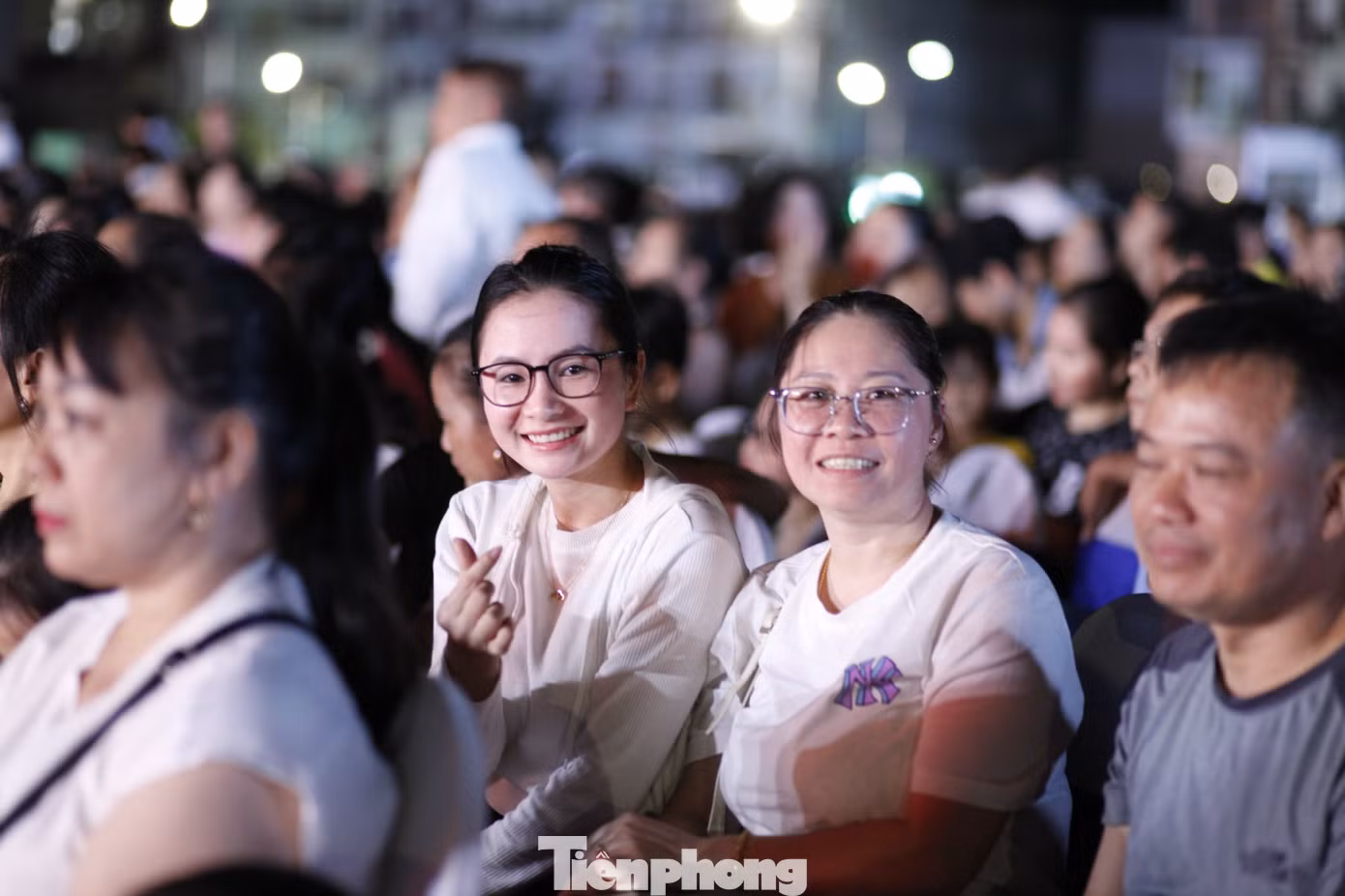 Người dân hào hứng tham gia chương trình. Ảnh: Nguyễn Thắng.
