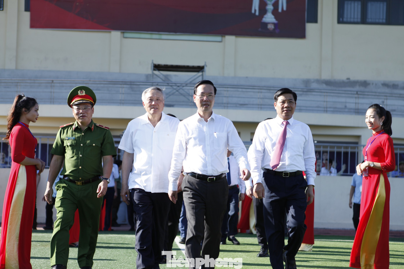 Chủ tịch nước Võ Văn Thưởng dự lễ khởi công dự án tu bổ, tôn tạo di tích Khán đài B, sân vận động Bắc Giang - địa điểm ghi dấu sự kiện 2 lần Bác Hồ nói chuyện với cán bộ, nhân dân trong tỉnh. Ảnh: Nguyễn Thắng. Chủ tịch nước Võ Văn Thưởng dự lễ khởi công dự án tu bổ, tôn tạo di tích Khán đài B, sân vận động Bắc Giang - địa điểm ghi dấu sự kiện 2 lần Bác Hồ nói chuyện với cán bộ, nhân dân trong tỉnh. Ảnh: Nguyễn Thắng.