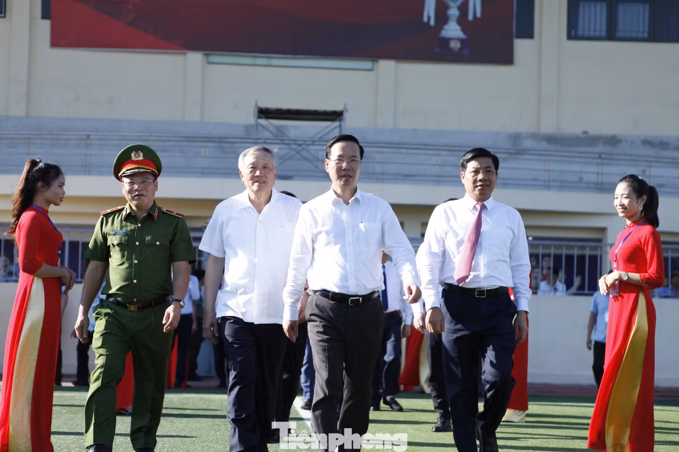 Chủ tịch nước Võ Văn Thưởng dự lễ khởi công dự án tu bổ, tôn tạo di tích Khán đài B, sân vận động Bắc Giang - địa điểm ghi dấu sự kiện 2 lần Bác Hồ nói chuyện với cán bộ, nhân dân trong tỉnh. Ảnh: Nguyễn Thắng.
