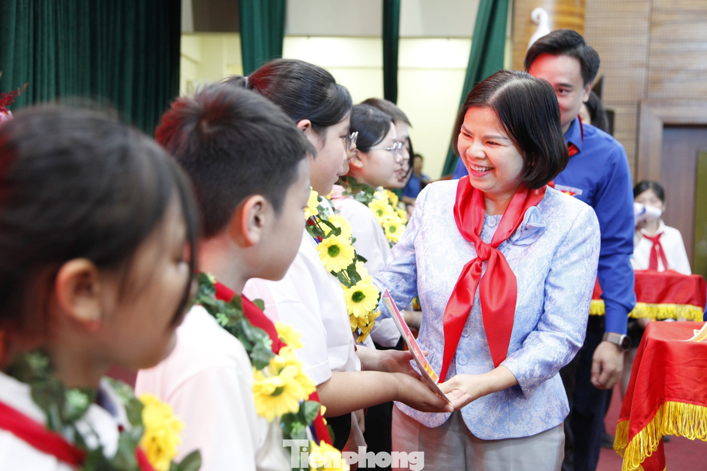 Bà Nguyễn Hương Giang - Phó Bí thư Thường trực Tỉnh ủy, Chủ tịch HĐND tỉnh Bắc Ninh trao học bổng tặng học sinh. Ảnh: Nguyễn Thắng Bà Nguyễn Hương Giang - Phó Bí thư Thường trực Tỉnh ủy, Chủ tịch HĐND tỉnh Bắc Ninh trao học bổng tặng học sinh. Ảnh: Nguyễn Thắng