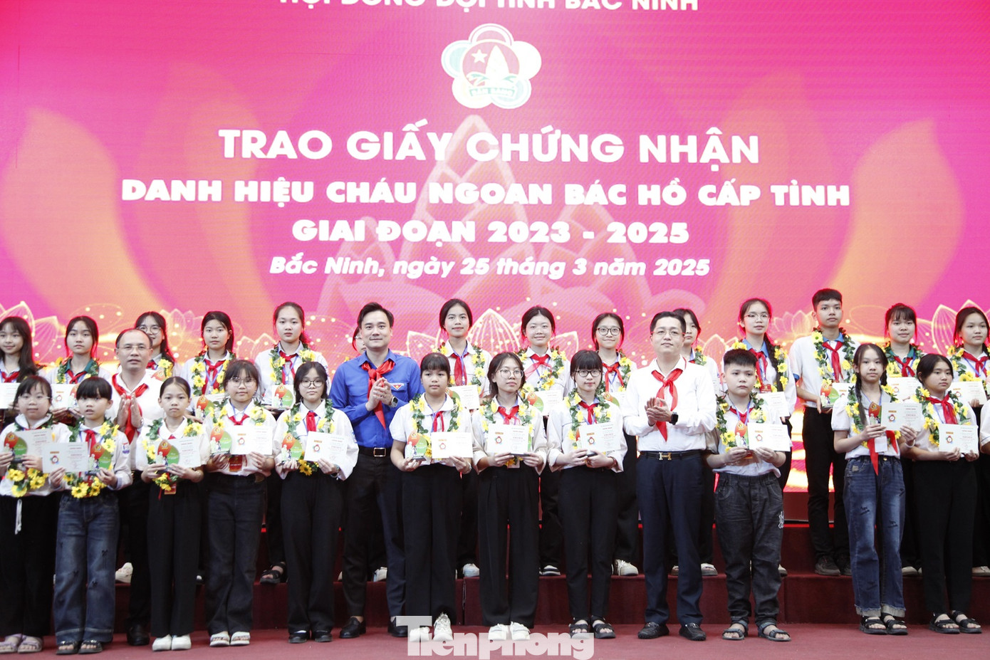 Trao chứng nhận Cháu ngoan Bác Hồ tỉnh Bắc Ninh. Ảnh: Nguyễn Thắng Trao chứng nhận Cháu ngoan Bác Hồ tỉnh Bắc Ninh. Ảnh: Nguyễn Thắng