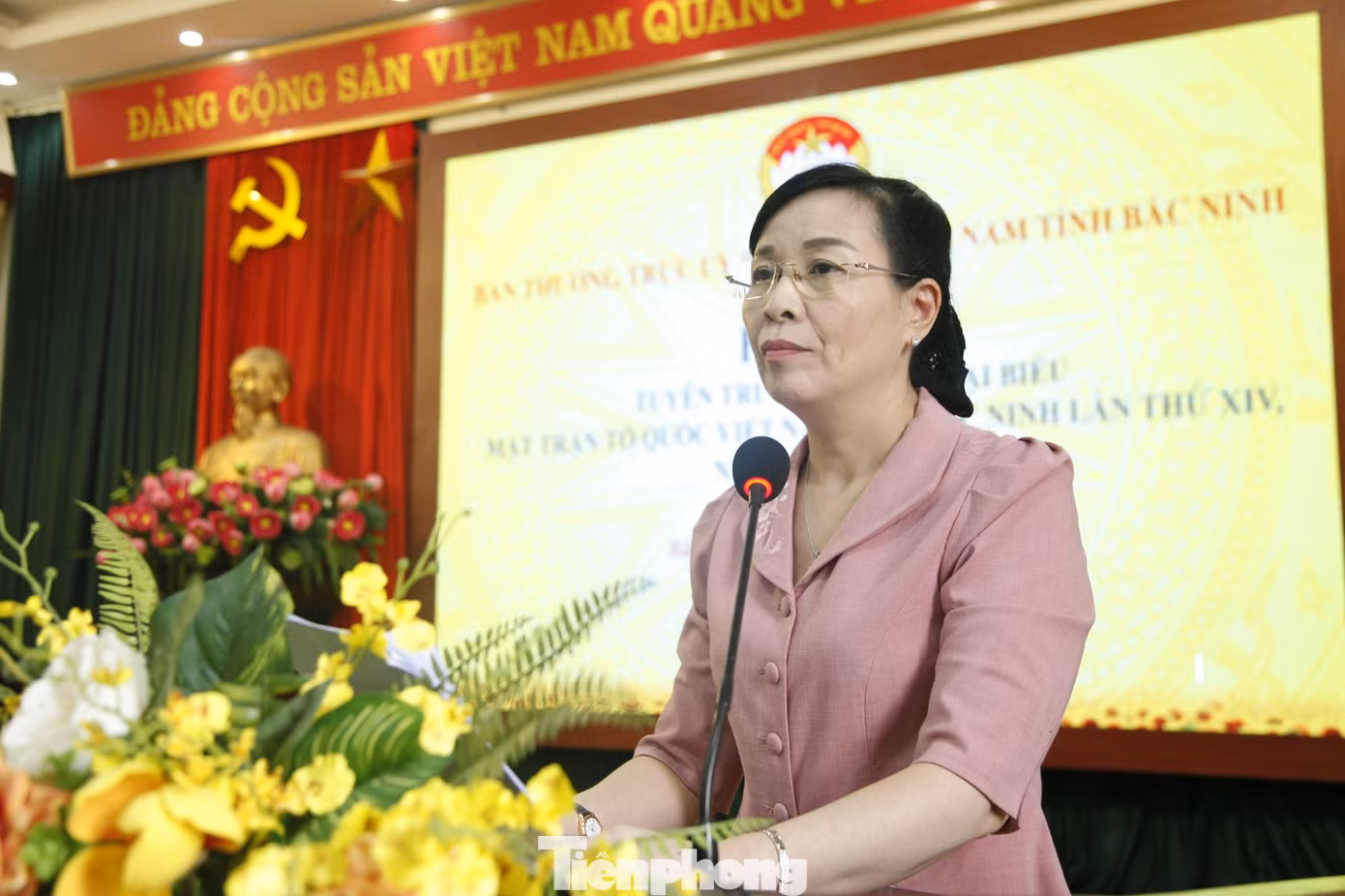 Bà Nguyễn Thị Hà - Chủ tịch Mặt trận Tổ quốc tỉnh Bắc Ninh thông tin về đại hội. Ảnh: Nguyễn Thắng