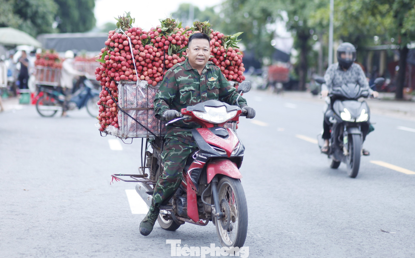 Từ sáng sớm, người dân huyện Lục Ngạn và thị xã Chũ (tỉnh Bắc Giang) mang vải thiều ra chợ bán nằm dọc quốc lộ 31.