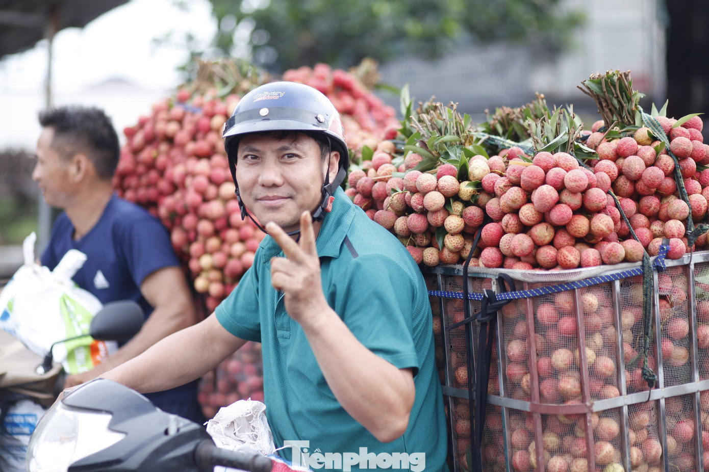 Người dân tỉnh Bắc Giang mang vải thiều ra chợ vải thiều nằm dọc quốc lộ 31 bán. Năm nay, vải thiều tỉnh Bắc Giang được mùa, ước sản lượng khoảng 200.000 tấn.