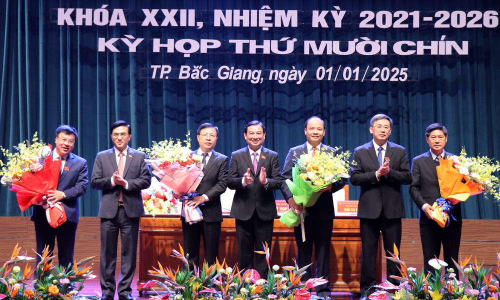 Thường trực Thành ủy Bắc Giang chúc mừng Chủ tịch, Phó Chủ tịch UBND thành phố Bắc Giang. Thường trực Thành ủy Bắc Giang chúc mừng Chủ tịch, Phó Chủ tịch UBND thành phố Bắc Giang.