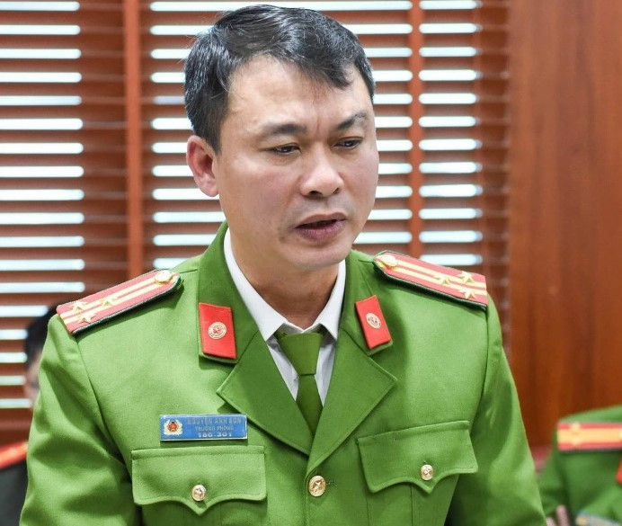 Thượng tá Nguyễn Anh Sơn trao đổi với phóng viên. Thượng tá Nguyễn Anh Sơn trao đổi với phóng viên.