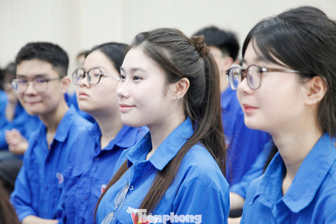 Nguyễn Trúc Vi (giữa) – học sinh lớp 11 trường THPT Hàn Thuyên (thành phố Bắc Ninh) cho biết, phiên tòa rất hữu ích trong việc giáo dục pháp luật và xây dựng lối sống đẹp. Ảnh: Nguyễn Thắng