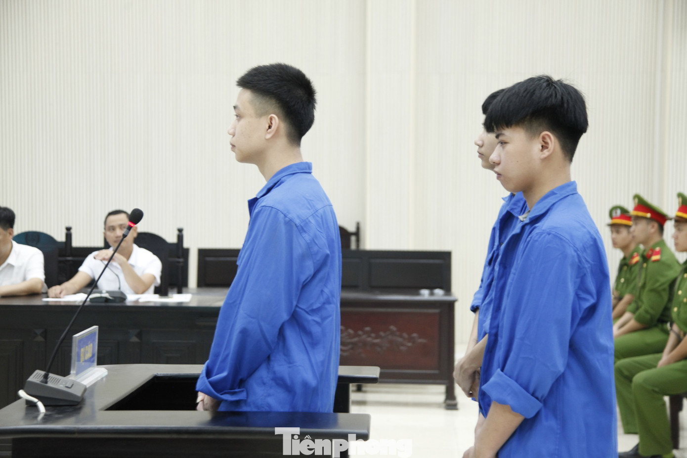 Trên đường, Huy, Quân và Đạt thấy anh T.V.N (SN 2005, ở tỉnh Yên Bái) điều khiển xe mô tô chở theo L.V. Q (SN 2007, ở Thanh Hóa) đi đường ở phường Phương Liễu (thị xã Quế Võ) bật đèn pha, đèn trước và đèn hiệu nhấp nháy. Huy, Quân và Đạt đuổi đánh N và Q, làm xe anh N bị mất lái đâm vào cột điện. Anh N và Q văng ra khỏi đường, Q bị tử vong tại chỗ. Huy, Quân và Đạt đều bị truy tố về tội “Giết người&quot;. Ảnh: Nguyễn Thắng