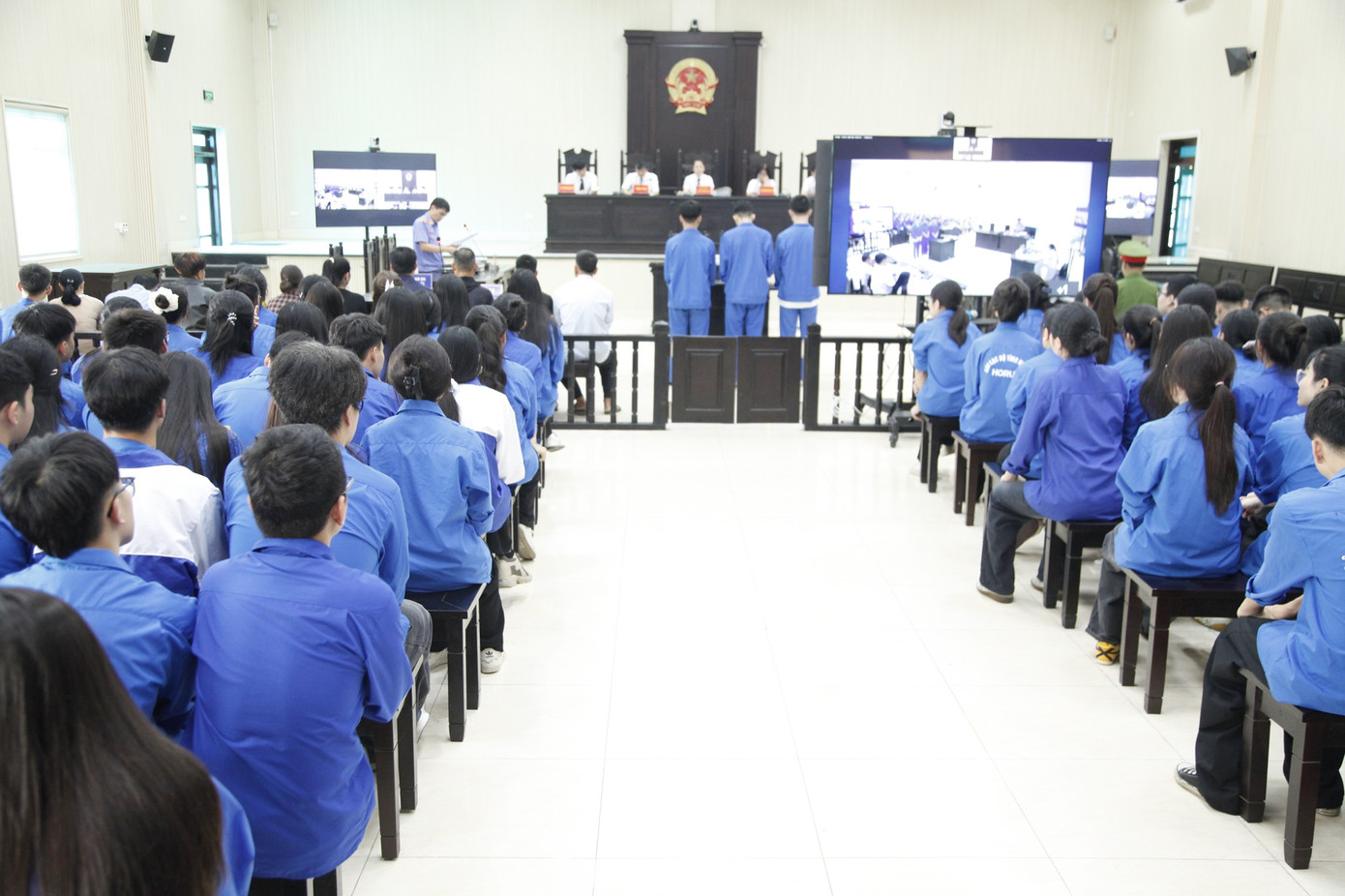 Phiên tòa có 200 học sinh tỉnh Bắc Ninh tham dự. Ảnh: Nguyễn Thắng